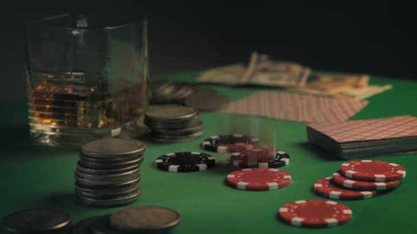 Kumar serveti. Poker fişleri ağır çekimde kumarhane masasına düşüyor. Kumar geçmişi — Stok video
