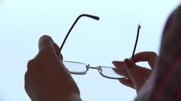 Gafas Vista Sostenidas Por Una Mano Sobre Fondo Blanco Aisladas — Vídeo de stock