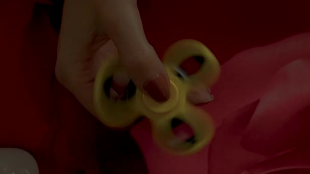 Jouer avec une spinner de fidget 