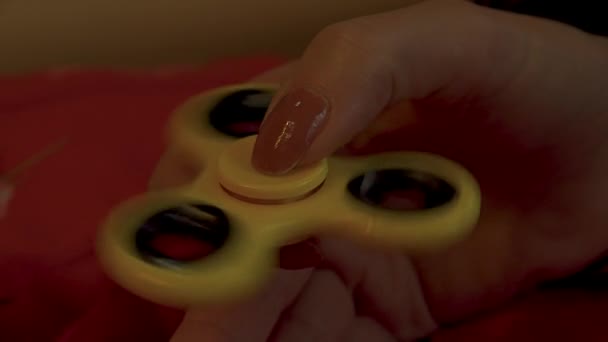 Jouer avec une spinner de fidget 