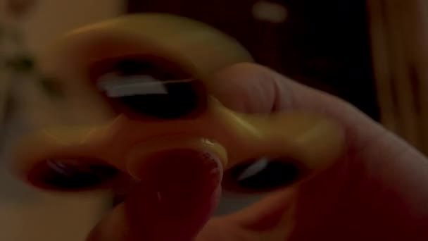 Jouer avec une spinner de fidget 