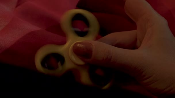 Jouer avec une spinner de fidget 