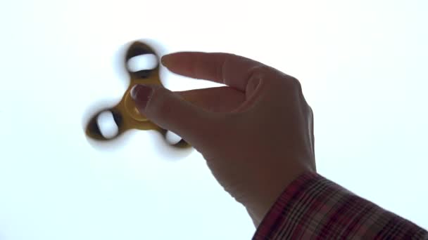 Brincando Com Fidget Spinner Isolado Silhueta — Vídeo de Stock