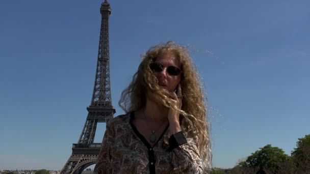 Piękna Kobieta Włosów Wietrze Przechwytuje Chwile Wspomnienia Pobliżu Wieża Eiffla — Wideo stockowe
