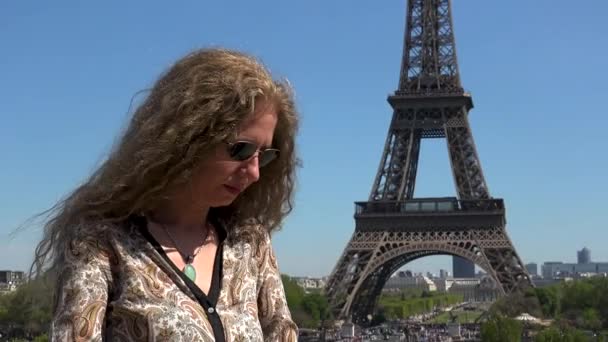 Mulher Bonita Com Cabelo Vento Captura Momentos Memórias Perto Torre — Vídeo de Stock