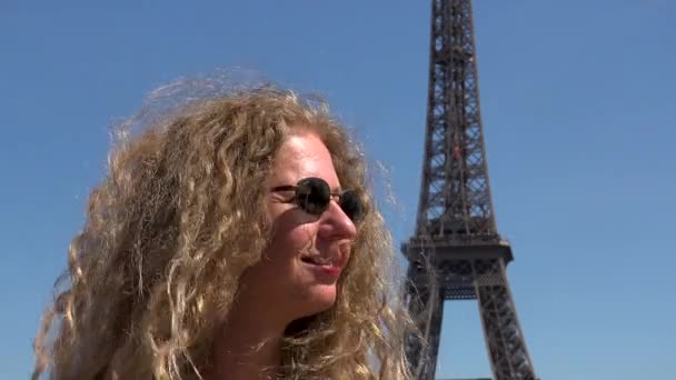 Mooie Vrouw Met Haar Wind Vangt Momenten Herinneringen Buurt Van — Stockvideo