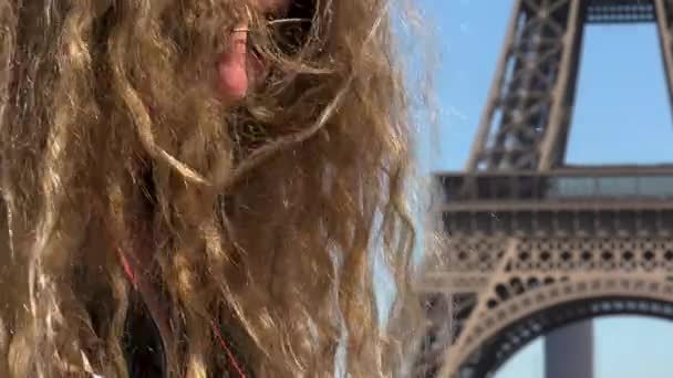 Hermosa Mujer Con Pelo Viento Captura Momentos Recuerdos Cerca Torre — Vídeos de Stock