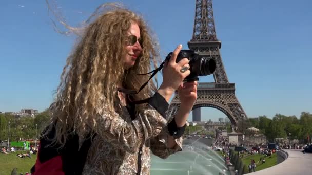 在风中头发的美丽女人捕捉埃菲尔铁塔附近的瞬间和回忆 — 图库视频影像