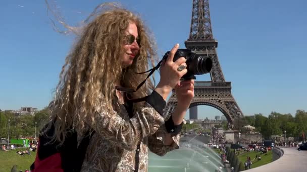 Hermosa Mujer Con Pelo Viento Captura Momentos Recuerdos Cerca Torre — Vídeos de Stock