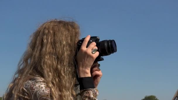 Hermosa Mujer Con Pelo Viento Captura Momentos Recuerdos Cerca Torre — Vídeos de Stock