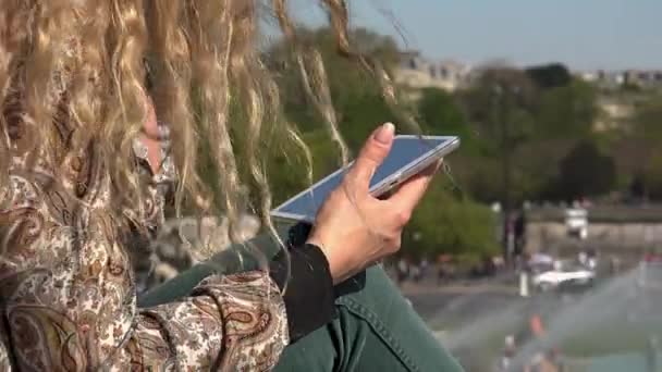 Mulher Bonita Com Cabelo Vento Captura Momentos Memórias Perto Torre — Vídeo de Stock