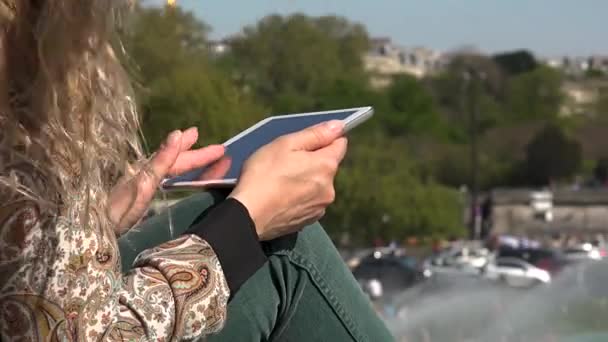 Rüzgar Saçlı Güzel Kadın Anlar Anılar Eyfel Kulesinin Yakınında Yakalar — Stok video