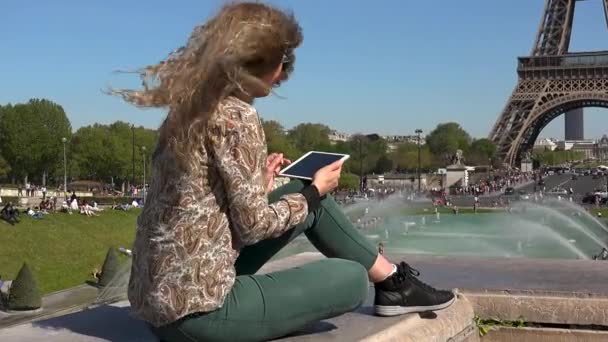 Gyönyörű Haját Szél Rögzíti Emlék Eiffel Torony Közelében — Stock videók