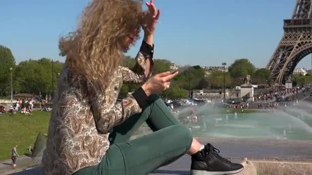 Hermosa Mujer Con Pelo Viento Captura Momentos Recuerdos Cerca Torre — Vídeos de Stock