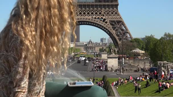 Rüzgar Saçlı Güzel Kadın Anlar Anılar Eyfel Kulesinin Yakınında Yakalar — Stok video