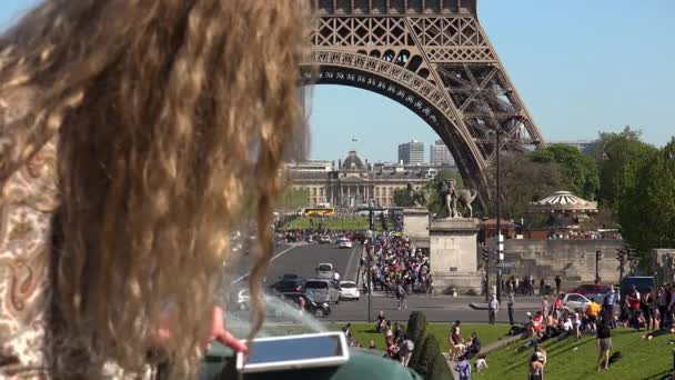 Hermosa Mujer Con Pelo Viento Captura Momentos Recuerdos Cerca Torre — Vídeos de Stock