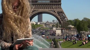 Rüzgar saçlı güzel kadın anlar ve anılar Eyfel Kulesinin yakınında yakalar