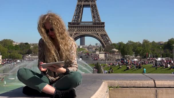 Hermosa Mujer Con Pelo Viento Captura Momentos Recuerdos Cerca Torre — Vídeos de Stock