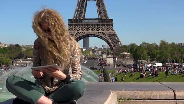 Hermosa Mujer Con Pelo Viento Captura Momentos Recuerdos Cerca Torre — Vídeo de stock