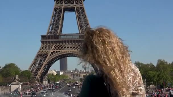 Mooie Vrouw Met Haar Wind Vangt Momenten Herinneringen Buurt Van — Stockvideo