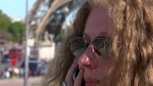 Hermosa Mujer Con Pelo Viento Captura Momentos Recuerdos Cerca Torre — Vídeo de stock