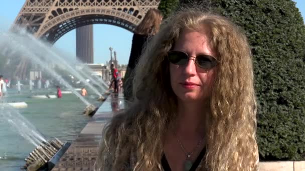 Hermosa Mujer Con Pelo Viento Captura Momentos Recuerdos Cerca Torre — Vídeos de Stock