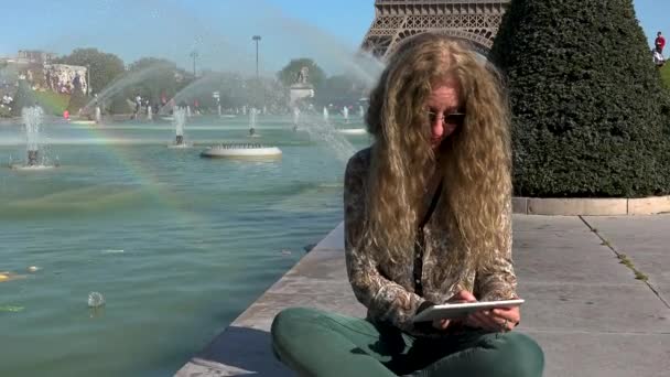 Mooie Vrouw Met Haar Wind Vangt Momenten Herinneringen Buurt Van — Stockvideo