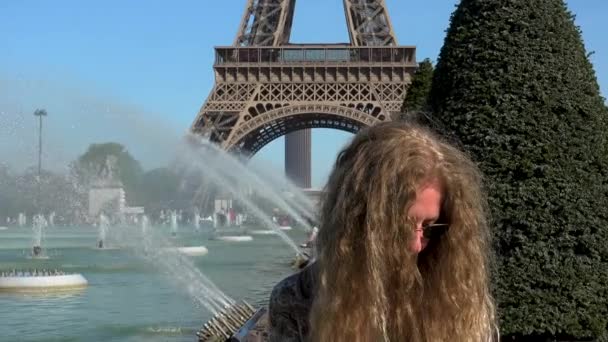 Krásná Žena Vlasy Větru Zachycuje Okamžiky Vzpomínky Eiffelovu Věž — Stock video