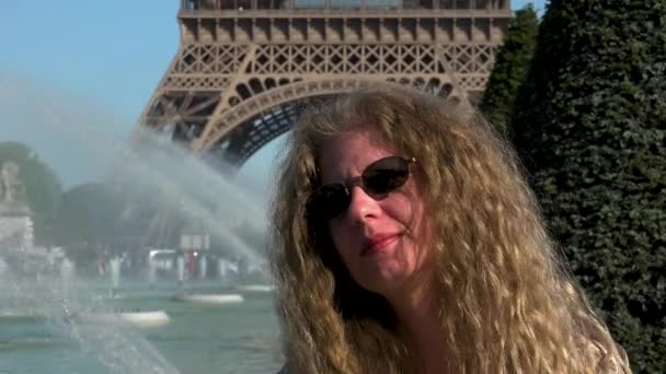 Krásná Žena Vlasy Větru Zachycuje Okamžiky Vzpomínky Eiffelovu Věž — Stock video