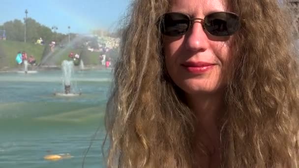 Hermosa Mujer Con Pelo Viento Captura Momentos Recuerdos Cerca Torre — Vídeos de Stock