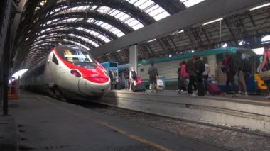 Milan, İtalya - Mayıs 2018 yaklaşık: Milan, İtalya, iç görünümünde Merkez İstasyonu yürüyüş insanlar. Her gün yaklaşık 320.000 yolcular istasyondan, yavaş hareket geçmek.