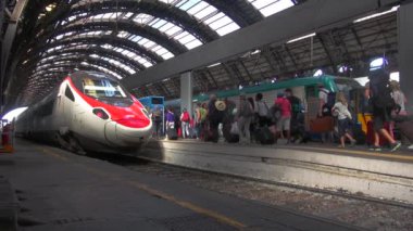 Milan, İtalya - Mayıs 2018 yaklaşık: Milan, İtalya, iç görünümünde Merkez İstasyonu yürüyüş insanlar. Her gün yaklaşık 320.000 yolcular istasyondan, yavaş hareket geçmek.