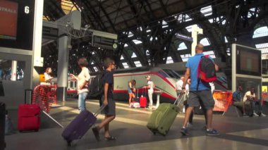 Milan, İtalya - Mayıs 2018 yaklaşık: Milan, İtalya, iç görünümünde Merkez İstasyonu yürüyüş insanlar. Her gün yaklaşık 320.000 yolcular istasyondan, yavaş hareket geçmek.