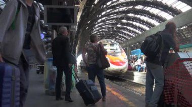 Milan, İtalya - Mayıs 2018 yaklaşık: Milan, İtalya, iç görünümünde Merkez İstasyonu yürüyüş insanlar. Her gün yaklaşık 320.000 yolcular istasyondan, yavaş hareket geçmek.