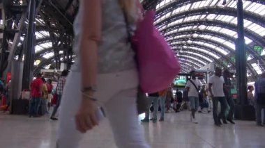 Milan, İtalya - Mayıs 2018 yaklaşık: Milan, İtalya, iç görünümünde Merkez İstasyonu yürüyüş insanlar. Her gün yaklaşık 320.000 yolcular istasyondan, yavaş hareket geçmek.
