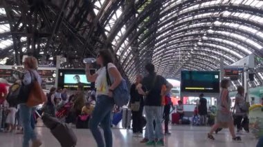 Milan, İtalya - Mayıs 2018 yaklaşık: Milan, İtalya, iç görünümünde Merkez İstasyonu yürüyüş insanlar. Her gün yaklaşık 320.000 yolcular istasyondan, yavaş hareket geçmek.