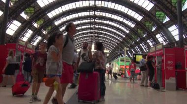Milan, İtalya - Mayıs 2018 yaklaşık: Milan, İtalya, iç görünümünde Merkez İstasyonu yürüyüş insanlar. Her gün yaklaşık 320.000 yolcular istasyondan, yavaş hareket geçmek.