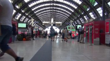 Milan, İtalya - Mayıs 2018 yaklaşık: Milan, İtalya, iç görünümünde Merkez İstasyonu yürüyüş insanlar. Her gün yaklaşık 320.000 yolcular istasyondan, yavaş hareket geçmek.