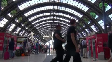 Milan, İtalya - Mayıs 2018 yaklaşık: Milan, İtalya, iç görünümünde Merkez İstasyonu yürüyüş insanlar. Her gün yaklaşık 320.000 yolcular istasyondan, yavaş hareket geçmek.