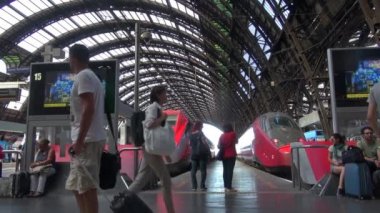 Milan, İtalya - Mayıs 2018 yaklaşık: Milan, İtalya, iç görünümünde Merkez İstasyonu yürüyüş insanlar. Her gün yaklaşık 320.000 yolcular istasyondan, yavaş hareket geçmek.