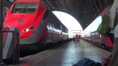 Milan, İtalya - Mayıs 2018 yaklaşık: Milan, İtalya, iç görünümünde Merkez İstasyonu yürüyüş insanlar. Her gün yaklaşık 320.000 yolcular istasyondan, yavaş hareket geçmek.