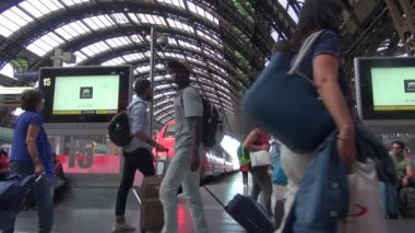 Milan, İtalya - Mayıs 2018 yaklaşık: Milan, İtalya, iç görünümünde Merkez İstasyonu yürüyüş insanlar. Her gün yaklaşık 320.000 yolcular istasyondan, yavaş hareket geçmek.