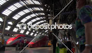 Milan, İtalya - Mayıs 2018 yaklaşık: Milan, İtalya, iç görünümünde Merkez İstasyonu yürüyüş insanlar. Her gün yaklaşık 320.000 yolcular istasyondan, yavaş hareket geçmek.