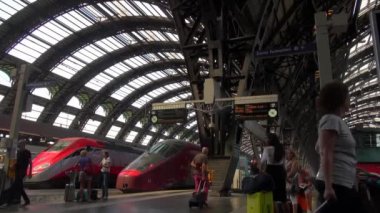 Milan, İtalya - Mayıs 2018 yaklaşık: Milan, İtalya, iç görünümünde Merkez İstasyonu yürüyüş insanlar. Her gün yaklaşık 320.000 yolcular istasyondan, yavaş hareket geçmek.