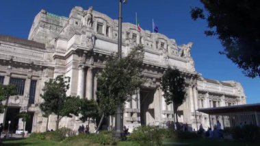 Milan, İtalya - Mayıs 2018 yaklaşık: Milan, İtalya, iç görünümünde Merkez İstasyonu yürüyüş insanlar. Her gün yaklaşık 320.000 yolcular istasyondan, yavaş hareket geçmek.