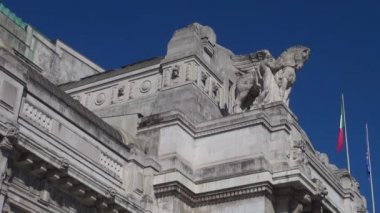 Milan, İtalya - Mayıs 2018 yaklaşık: Milan, İtalya, iç görünümünde Merkez İstasyonu yürüyüş insanlar. Her gün yaklaşık 320.000 yolcular istasyondan, yavaş hareket geçmek.