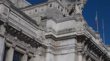 Milan, İtalya - Mayıs 2018 yaklaşık: Milan, İtalya, iç görünümünde Merkez İstasyonu yürüyüş insanlar. Her gün yaklaşık 320.000 yolcular istasyondan, yavaş hareket geçmek.