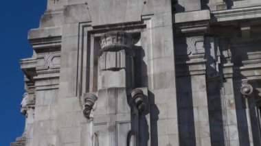 Milan, İtalya - Mayıs 2018 yaklaşık: Milan, İtalya, iç görünümünde Merkez İstasyonu yürüyüş insanlar. Her gün yaklaşık 320.000 yolcular istasyondan, yavaş hareket geçmek.