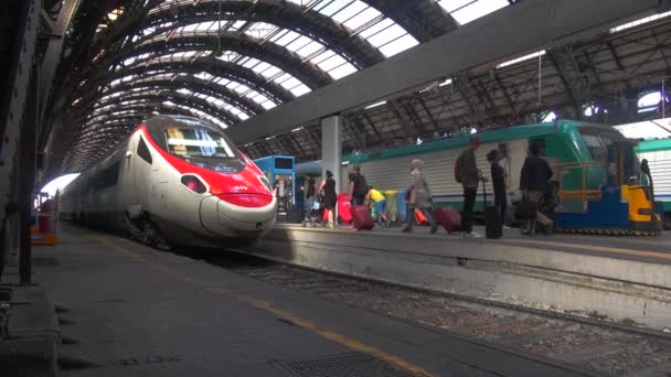 Μιλάνο Ιταλία Circa Μαΐου 2018 Άνθρωποι Πόδια Στο Κεντρικό Σιδηροδρομικό — Αρχείο Βίντεο