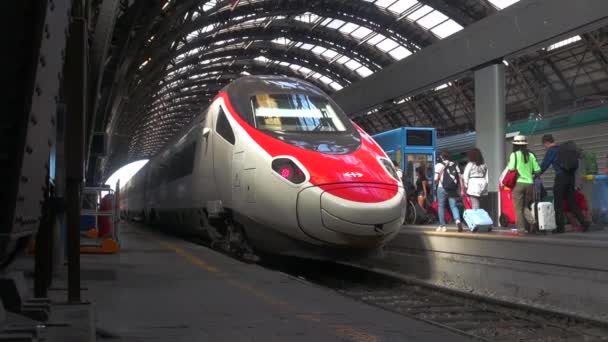 2018 밀라노 이탈리아 밀라노 이탈리아 인테리어 보기에서 역에서 사람들 320000 — 비디오